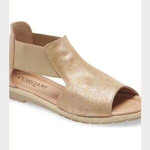 Cordani soft metallic gold peep toe flat sandals. EU 38
